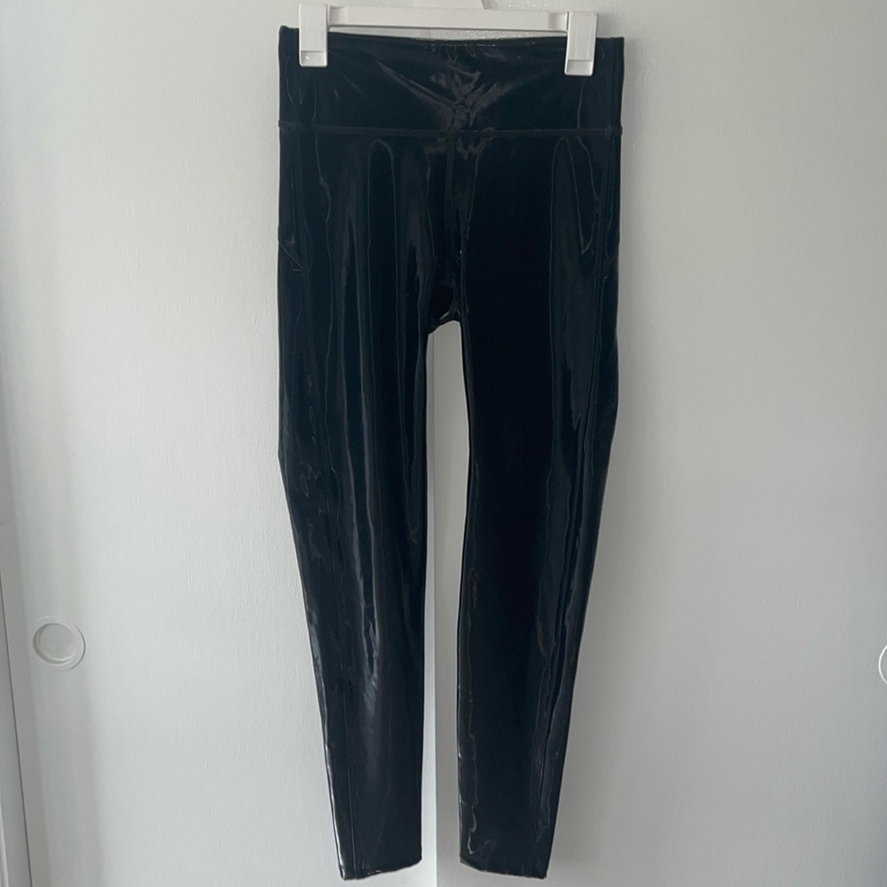 HEROINE SPORT Black High-Waisted Shiny Leggings – Sleek and Stylish